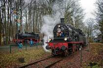 78 468 passiert am Bahnübergang Erbdrostenweg in Gremmendorf die Denkmallok 91 319  Pängelanton  und das Eisenbahnmuseum (19.12.2021)