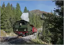 Von Realp kommend hat die HG 4/4 704 mit ihrem Dampfzug die baumlose Hochgebirgslandschaft hinter sich gelassen und fährt wenige Kilometer vor ihrer Ankunft in Oberwald durch eine Waldstück. 

30. September 2021