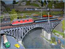 Die grosse Lok im Bild gehört zur  Kleinsten elektrischen Serieneisenbahn der Welt  welche nächstes Jahr ihr 50 Jubiläum feiert. Dass es jedoch noch kleiner geht, zeigt der Anhang der Lok, zwei Reisezugwagen im Massstab 1:450; wobei zugegebenermassen in diesem minimassstab das Rangieren doch etwas fummelig ist. 

31. August 2014