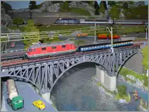 Die grosse Lok im Bild gehört zur  Kleinsten elektrischen Serieneisenbahn der Welt  welche nächstes Jahr ihr 50 Jubiläum feiert. Dass es jedoch noch kleiner geht, zeigt der Anhang der Lok, zwei Reisezugwagen im Massstab 1:450; wobei zugegebenermassen in diesem minimassstab das Rangieren doch etwas fummelig ist. 

31. August 2014