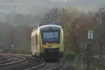 Ein HLB LINT41 (VT 272) von Hinten am BÜ bei Karlssprudel in Stockhausen, wie er als RB45 nach Limburg(Lahn) passiert.