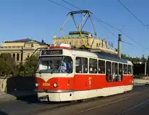Der modernisierte Tatra TW T3R.PLF 8284 überquerte im letzten Abendlicht die  Mánesův most und wurde von mir vor der Kulisse des Rudolfinums fotografiert.