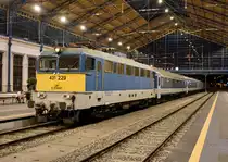 In der neu restaurierten Haupthalle des budapester Nyugati pályaudvar lassen sich durch die neue Beleuchtung herrovragend Bilder auch zu späterer Stunde machen.
Hier zu sehen die V43 431 229 bei der Ankunft des IC 733 Pusztaszer aus Szeged welcher am Abend des 15. September pünktlich auf Bahnsteig 12 einfuhr.
