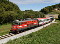 Die SZ 342 001 (Baujahr 1968) brachte am 18. September 2021 den EC 151 Emona von Spielfeld-Straß nach Villa Opicina, die Weiterfahrt nach Trieste Centrale wurde mit einer 1216 der ÖBB gefahren. Das Bild entstand kurz hinter dem Bahnhof Šentilj. 
