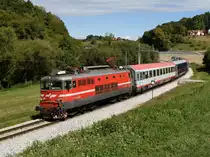 Die SZ 342 001 (Baujahr 1968) brachte am 18. September 2021 den EC 151 Emona von Spielfeld-Straß nach Villa Opicina, die Weiterfahrt nach Trieste Centrale wurde mit einer 1216 der ÖBB gefahren. Das Bild entstand kurz hinter dem Bahnhof Šentilj. 