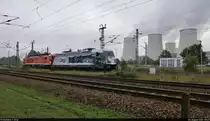 187 085-6 und 189 820-4 (Siemens ES64F4) hielten Wochenendruhe im Bahnhof Peitz Ost – unweit des Braunkohlekraftwerks Jänschwalde.

🧰 LOCON Logistik & Consulting AG (EP Cargo Deutschland GmbH)
🚩 Bahnstrecke Cottbus–Guben (KBS 211)
🕓 28.8.2021 | 9:27 Uhr