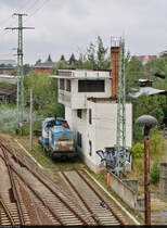 Neben bzw. unter dem ehemaligen elektromechanischen Weichenwärter-Stellwerk  W24  in Cottbus Hbf ist die Werkslok Nr. 4 (98 80 3201 067-6 D-AHG | 110 067-6 | DR V 100 067) abgestellt.
Aufgenommen von der Brücke Bahnhofstraße.

🧰 AHG Industry GmbH & Co. KG
🕓 28.8.2021 | 10:31 Uhr