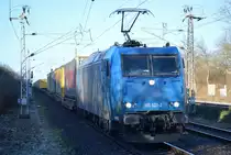 TX Logistik AG, Troisdorf [D] mit  185 521-2 [NVR-Nummer: 91 80 6185 521-2 D-ATLU] und KLV-Zug aus Rostock Richtung Süden (Italien) am 20.12.21 Bf. Berlin Hohenschönhausen.
