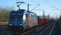 HSL Logistik GmbH, Hamburg [D] mit  186 381-0   [NVR-Nummer: 91 80 6186 381-0 D-AKIEM] und einem Ganzzug offener Drehgestell-Güterwagen mit Plane (auf der Plane das Firmenlogo des polnischen Unternehmen Agrol Matejka Sp. J., also wahrscheinlich Getreide?) abgedeckt aus Polen am 20.12.21 Bf. Berlin Hohenschönhausen. Wie jedes Jahr ist bei den seltenen Sonnenstunden Mitte Dezember, jetzt wo die kürzesten Tage und längsten Nächte sind mehr als ein Zebramuster bei der tiefliegenden Sonne nicht mehr drin, trotzdem ein Genuss nach fast nur noch grauen Tagen !!!