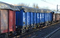 Offener Drehgestell-Güterwagen vom polnischen Einsteller WAGON-RENT Mirosław Maszoński mit bulgarischer Registrierung und der Nr. 31 RIV 52 BG-WAGON 5373089-1 Eaos  in einem Ganzzug, alle mit Plane überzogen (auf der Plane das Firmenlogo des polnischen Unternehmen Agrol Matejka Sp. J., also wahrscheinlich Getreide?) am 20.12.21 Bf. Berlin Hohenschönhausen. 