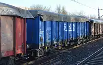 Offener Drehgestell-Güterwagen vom polnischen Einsteller WAGON-RENT Mirosław Maszoński mit bulgarischer Registrierung und der Nr. 31 RIV 52 BG-WAGON 5373089-1 Eaos  in einem Ganzzug, alle mit Plane überzogen (auf der Plane das Firmenlogo des polnischen Unternehmen Agrol Matejka Sp. J., also wahrscheinlich Getreide?) am 20.12.21 Bf. Berlin Hohenschönhausen. 