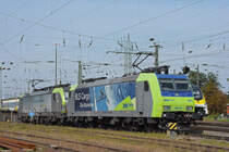 Doppeltraktion, mit den BLS Loks 475 405-7 und 485 001-2 verlässt die Abstellanlage beim badischen Bahnhof. Die Aufnahme stammt vom 22.09.2021.