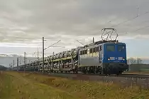 140 017 (140 806) schleppte am 15.12.21 einen Autozug durch Braschwitz Richtung Magdeburg.