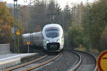 Hier kommt am gleichen Tag, dem 14. November des Jahres 2020, an dem ich meine neue Kamera mit meinem Freund ausprobiert habe ein ICE mit offener Bugklappe in Friedelhasuen (bie Lollar) Richtung Marburg entgegen.