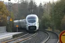 Hier kommt am gleichen Tag, dem 14. November des Jahres 2020, an dem ich meine neue Kamera mit meinem Freund ausprobiert habe ein ICE mit offener Bugklappe in Friedelhasuen (bie Lollar) Richtung Marburg entgegen.