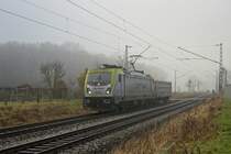 187 013 mit einem sehr kurzen G�terzug bei Hamm-Neustadt (20.12.2021)