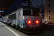 SNCF Mehrsystemlokomotive BB 522316 mit TER im Bahnhof Genf zur Abfahrt nach Lyon bereit am 20. Dezember 2021.
Foto: Walter Ruetsch 