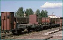 G�terwagen 98012 mit zwei Bremserh�tten und Gewichtssteinen beladen. Die Anschrift kann ich leider nicht entziffern. Wer weiss wozu dieser h�bsche Wagen gebraucht wurde.? (Archiv 09/75)