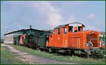Diesel- und Dampftraktion vor dem Depot Gm�nd/N� (Archiv '9/75)