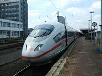 DB ICE 3  Montabaur  und  Recklinghausen  aus M�nchen treffen
p�nktlich im Dortmunder Hbf ein.Diese Garnitur f�hrt weiter in den DO - Betriebsbahnhof. ,wo er eine 30-40 minuten lange
Innenreinigung erh�lt und um 14:20Uhr auf Gleis 16 bereitgestellt wird,um 14:37 wieder nach M�nchen Hbf. abf�hrt.
