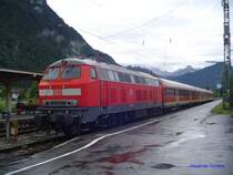 218 319-2 steht abgestellt im Bahnhof Mittenwald. Sie brachte den RE 37957 von Augsburg Hbf nach Mittenwald (Ankunft 9:25 Uhr) und wird um 17:13 Uhr den RE 37958 zur�ck nach Augsburg Hbf fahren. Der Zug verkehrt nur an den Wochenenden und bietet eine interessante Abwechslung auf der Mittenwaldbahn.