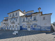 Der historische Bahnhof von Aveiro mit den für Portugal charakteristischen Bildern aus bunt bemalten und glasierten Keramikfliesen. (Januar 2017)