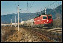 1044 110 ist am 5.02.2002 mit einem Güterzug zwischen Mitterdorf - Veitsch und Krieglach durchs Mürztal unterwegs. Damals herrschte im Mürztal noch Linksverkehr. Seit ca 2 Jahren wurde das Regelgleis geändert und alle Züge fahren rechts.