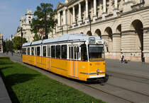 Der modernisierte Ganz CSMG-1 Triebwagen 1325 war am Nachmittag des 15. September 2021 auf der Linie 2M zum Budapest Keleti pályaudvar unterwegs und wurde von mir am Kossuth Lajos tér fotografiert.