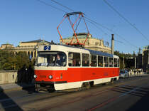 Der betagte Tatra T3SUCS 7205 überquerte im letzten Abendlicht des 24. Oktober 2021 die Mánesův most und wurde von mir vor der Kulisse des Rudolfinums fotografiert.