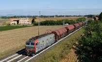 Die Chopper-Lok FS E.652 075 traktionierte am Morgen des 21. September 2021 einen gemischten Güterzug in Richtung Süden und wurde von mir nahe der venetischen Stadt Rovigo fotografiert.