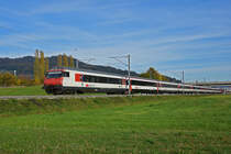 IC Steuerwagen Bt 50 85 28-94 974-8 fährt Richtung Bahnhof Itingen. Die Aufnahme stammt vom 18.10.2021.