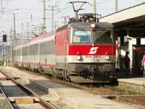 1044 018 f�hrt am Abend des 7.8.2007 an der Spitze des IC 692 in Attnang Puchheim ein