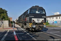 272 407-8 (Vossloh G 2000-3 BB) kehrt zurück vom SCHWENK Zementwerk Bernburg und brummt auf dem Bahnübergang Köthensche Straße Richtung Baalberge.
<a href= https://www.bahnbilder.de/bild/Deutschland~Bahntechnische+Anlagen+und+Kunstbauten~Bahnubergange/1281963/272-407-8-vossloh-g-2000-3-bb.html  target= _blank >2,5 Stunden zuvor</a> war der Zug hier in der Gegenrichtung unterwegs.

🧰 northrail GmbH, vermietet an die BELog Baustoffe- Entsorgung- Logistik GmbH & Co. KG
🚩 Bahnstrecke Köthen–Aschersleben (KBS 334)
🕓 14.9.2021 | 13:58 Uhr