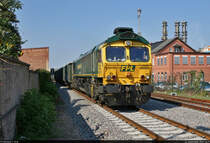 Hochbordwagenzug (evtl. Umleiter) mit 650 002-0 (66003 | 92 51 3650 002-0 PL-FPL | EMD JT42CWRM) durchfährt Bernburg Hbf auf Gleis 1 Richtung Baalberge.
Aufgenommen vom Bahnübergang Köthensche Straße.

🧰 Alpha Trains Belgium NV/SA, vermietet an Freightliner PL Sp. z o.o.
🚩 Bahnstrecke Köthen–Aschersleben (KBS 334)
🕓 14.9.2021 | 14:27 Uhr