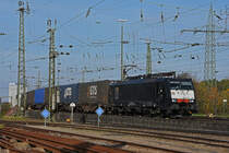 Lok 189 106-8 durchfährt den badischen Bahnhof. Die Aufnahme stammt vom 27.10.2021.