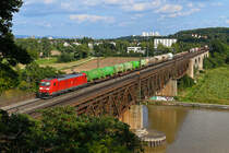 Am 02. September 2021 wurde die sogenannte  Schwandorfer Übergabe  nach Nürnberg Rangierbahnhof baustellenbedingt über Regensburg umgeleitet. Beim Überqueren der Mariaorter Eisenbahnbrücke konnte ich den aufgrund der transportierten Müllcontainer leicht zu identifizierenden gemischten Güterzug aufnehmen. Es führte die 185 178 von DB Cargo.