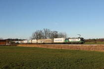 193 225 von  ECCO-Rail  war am 31. Dezember 2021 mit einem  EKOL  bei Bernau am Chiemsee in Richtung Salzburg unterwegs.