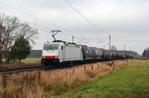Mit einem Kesselwagenzug am Haken kam 186 136 der ITL am 17.12.21 in Radis auf dem Gegengleis zum stehen. Sie musste den verspäteten Flixtrain nach Leipzig Platz machen. Am Zugschluss lief 185 649 kalt mit.
