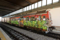 Dieser Schmalspur-Triebwagen der Baureihe 9630 verkehrt auf der meterspurigen Linha do Vouga und wartet an seinem Endhaltepunkt Aveiro auf den nächsten Einsatz. Das Graffiti scheint - ähnlich wie an den Fahrzeugen der Standseilbahnen in Lissabon -  gewollt  bzw. toleriert zu sein. (Januar 2017)