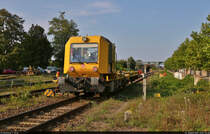 741 136 (Gleisarbeitsfahrzeug GAF100R) war im Rahmen von Gleisbauarbeiten im Bahnhof Staßfurt zugange. Gerade auf Gleis 1 gewechselt und die Bernburger Straße passiert, ist es mit einem kleinen Flachwagen Richtung Bahnsteig unterwegs.

🧰 DB Netz AG
🚩 Bahnstrecke Schönebeck–Güsten (KBS 335)
🕓 14.9.2021 | 16:46 Uhr
