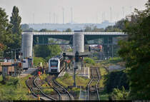 1648 432-0 (Alstom Coradia LINT 41) hält mit einem Schwestertriebzug im Bahnhof Staßfurt auf Gleis 2. Wer genau hinsieht, kann zwei Dieselloks erkennen.
Aus der Ferne von der Brücke Schlachthofstraße (L 72) aufgenommen.

🧰 Abellio Rail Mitteldeutschland GmbH
🚝 RE 74851 (RE10) Magdeburg Hbf–Erfurt Hbf
🚩 Bahnstrecke Schönebeck–Güsten (KBS 335)
🕓 14.9.2021 | 16:54 Uhr