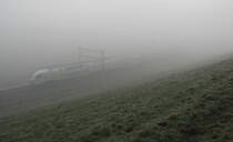 Nebelbild auf der Berner S-Bahn, Gürbetallinie. Nicht einmal die Aufnahme eines ganzen vierteiligen MUTZ Doppelstockzugs gelingt. Wabern, 27.Dezember 2021 