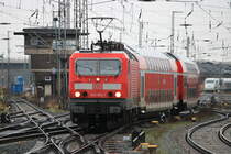 DB Regio 143 193 stellte am 02.01.2022 den RE7 Stralsund Hbf - Greifswald an Gleis 3 in Stralsund Hbf bereit. So darf sie auf ihren letzten paar tausend Kilometern noch ihr Gnadenbrot auf dieser kurzen Verbindung, Tag für Tag verdienen, bis sie abgestellt wird. Ich stand am Ende von Bahnsteig 3/4. Mit diesem Bild wünsche ich Allen ein gesundes, neues Jahr.