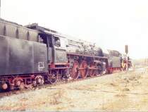 01 519 und 01 0509-8 (Vorspann) setzen an den Sonderzug Stuttgart - Arnstadt - Stuttgart in Arnstadt am 14. Februar 2004.