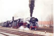 01 519 und 01 0509-8 (Vorspann) bei der Ausfahrt des Sonderzugs Stuttgart - Arnstadt - Stuttgart in Arnstadt am 14. Februar 2004.