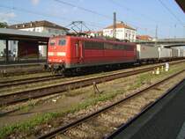 Die BR 151 146-8 mit einen Containerzug in Regensburg HBF am 14.08.2007