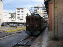 Mallorca/Palma,04.01.06,Zug aus Soller f�hrt in den Bf.Palma ein.