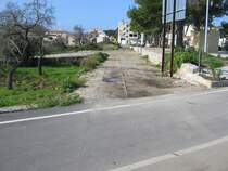 Mallorca/Arta,03.01.06,Blick in Richtung Bahnhof Arta,nach ca.500m endet die ehemalige Strecke (Palma)-Manacor-Arta im Bf.Arta.Auch nach ca.30 Jahren Betriebsende sind die Gleise dieser Strecke noch fast vollst�ndig vorhanden,wenn auch �berteert.Eine Inbetriebnahme ist immer wieder im Gespr�ch,meist als Wahlkampfthema vor den Inselregierungswahlen.