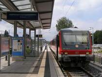 Am 12.08.07 war auf der Zellertalbahn 928 452 unterwegs. Normalerweise mietet sich der F�rderverein Eistalbahn im Sommer einen 643, da dieser eine Klimaanlage besitzt. Wegen Fahrzeugmangel schickte die Bahn am 12.08.07 einen 628 auf die Zellertalbahn. Im Winter wird mit VT98 gefahren. In Hochspeyer steht nun 928 452 zur abfahrt nach Monsheim bereit. Weiter Infos zu der Zellertalbahn findet ihr auf: http://www.eistalbahn.com/zellertalbahn.html