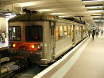 Serie Z 6100, hier S 163 (inox Triebwagenzug) am 09.10.2006 in Paris im Bahnhof Gare du Nord.